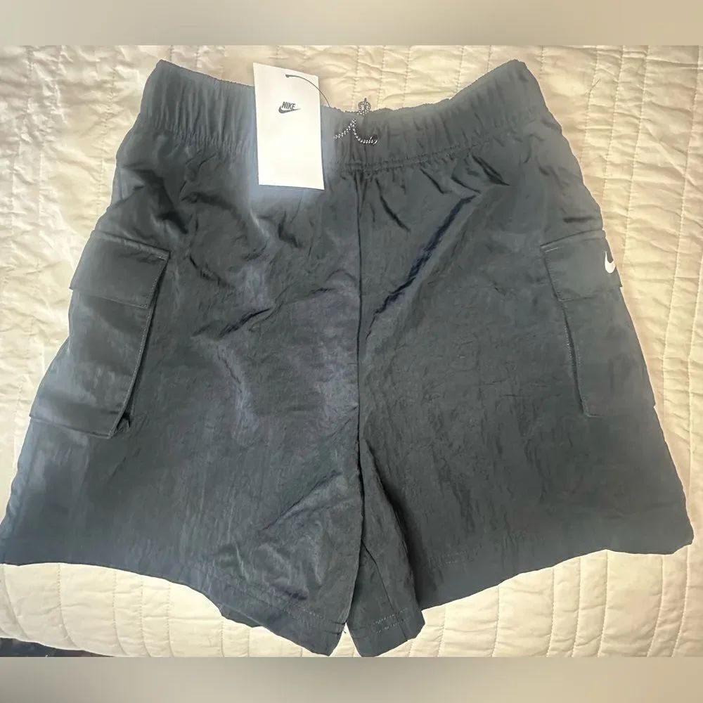Nike Essential Woven High Rise Cargo Shorts Size Small NWTs